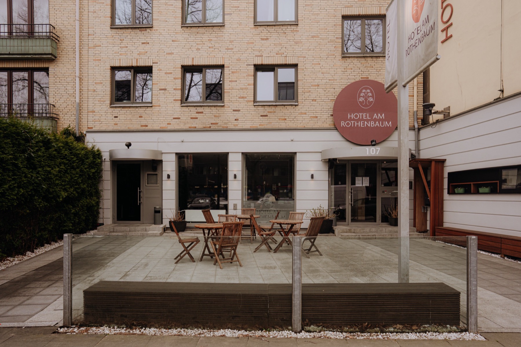 Hotel am Rothenbaum in Hamburg mit Terrasse und Eingang