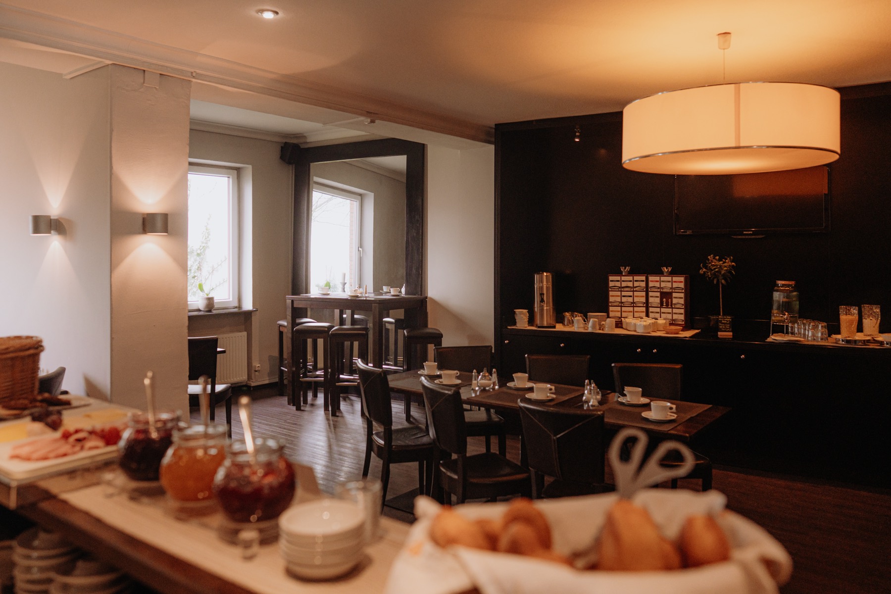 Frühstücksraum im Hotel am Rothenbaum mit Buffet und warmem Licht