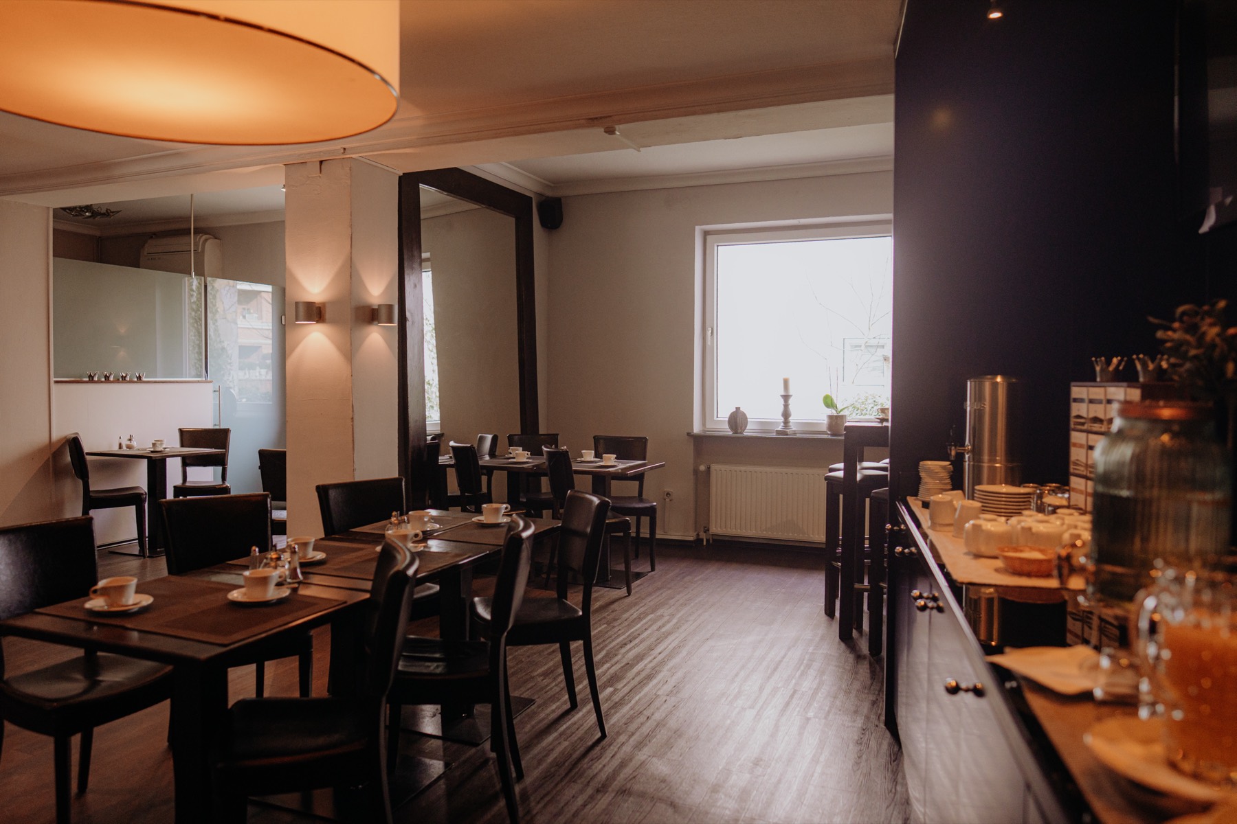 Heller Frühstücksraum im Hotel am Rothenbaum